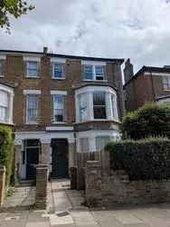 2 bedroom flat to rent Fordwych Road