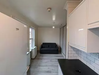Studio to rent Tunis Road