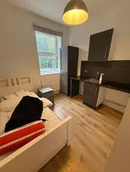 Studio to rent High Street Harlesden