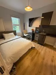 Studio to rent High Street Harlesden