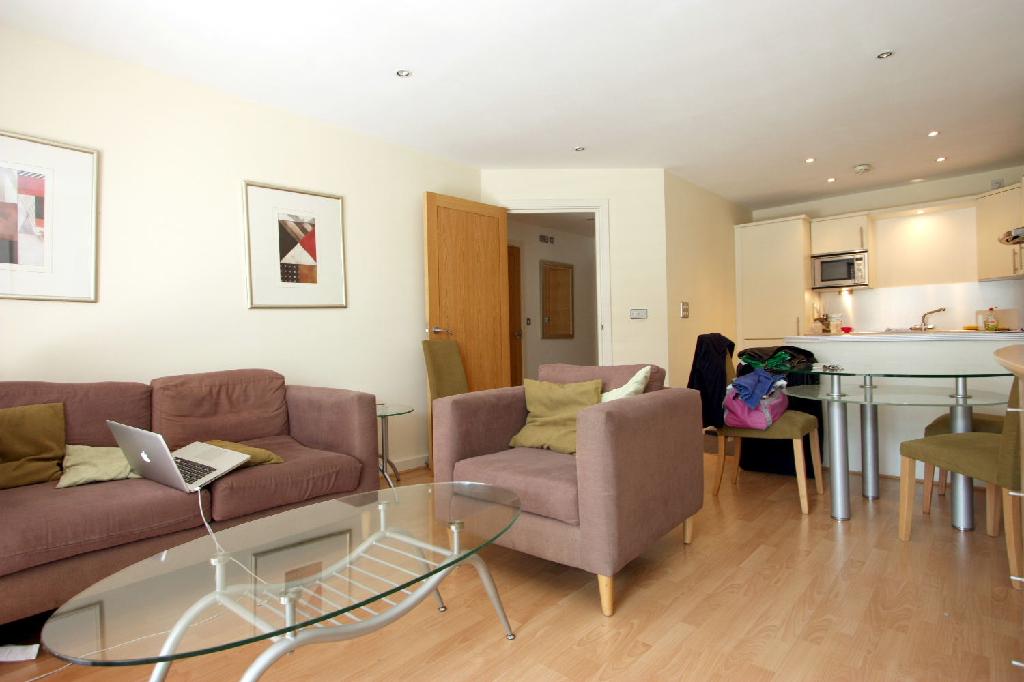 Perfect location, great 2 bedroom flat share 