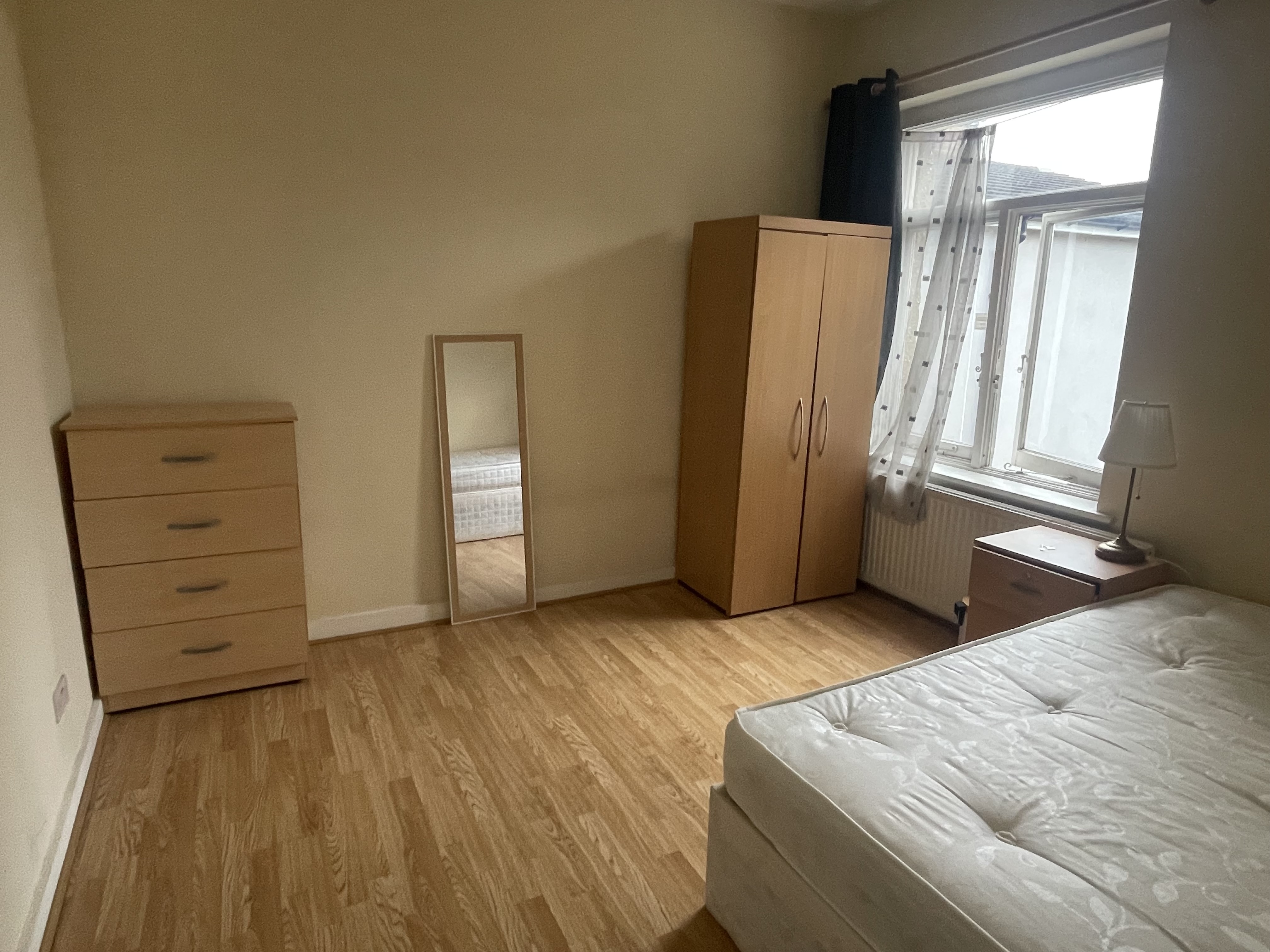DOUBLE ROOM - TURNPIKE LANE