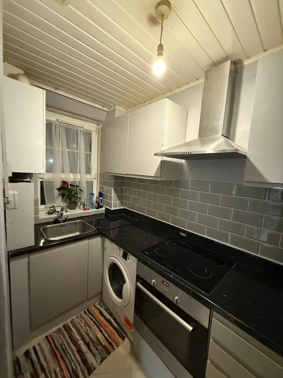Double room in BRICK LANE Chicksand Stree (couples ok)