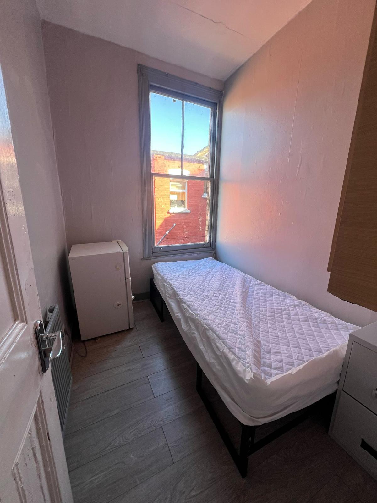 Double/ single room in WOOD GREEN
