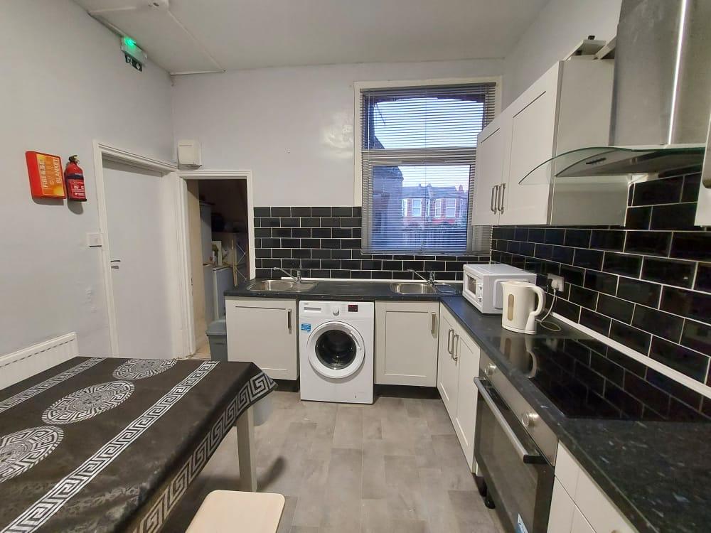 Double/ single room in WOOD GREEN