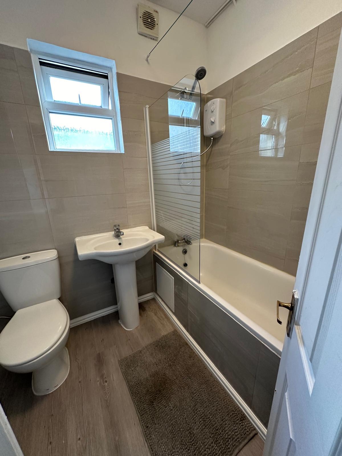 Double room in SEVEN SISTERS (Couples ok)