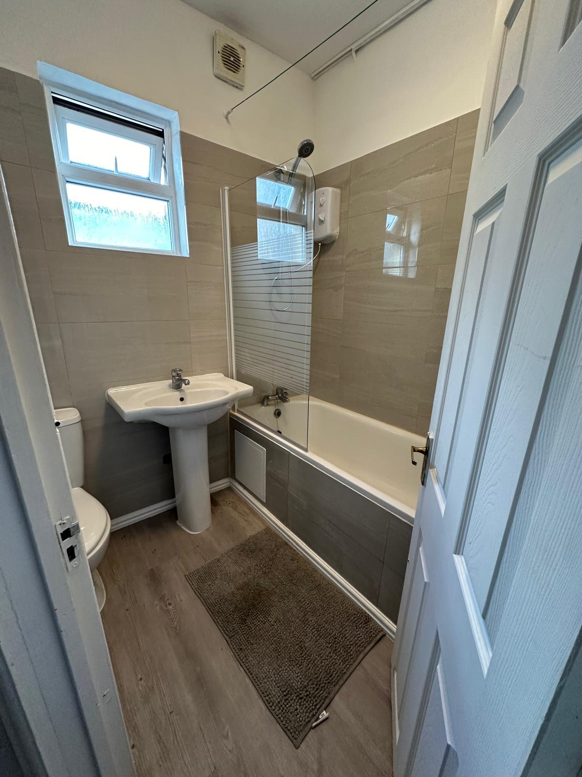 Double room in SEVEN SISTERS (Couples ok)