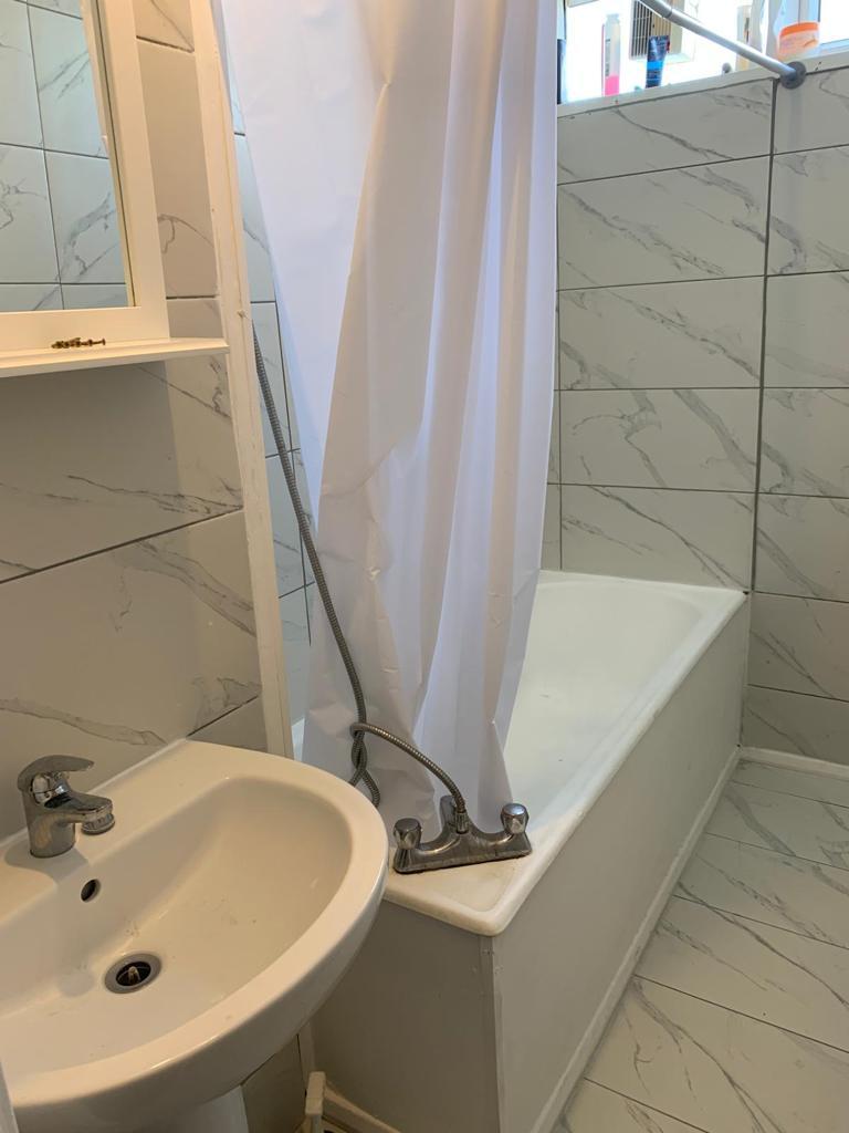 Double room inWandsworth Road Hampson Way (couples ok)