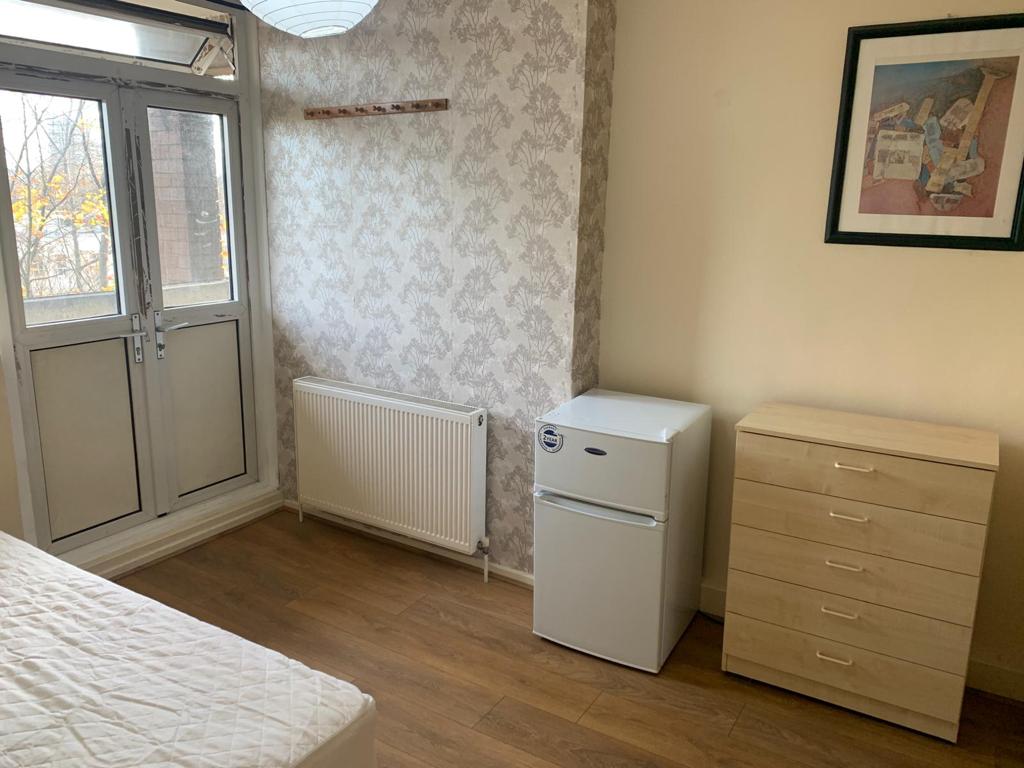Double room inWandsworth Road Hampson Way (couples ok)