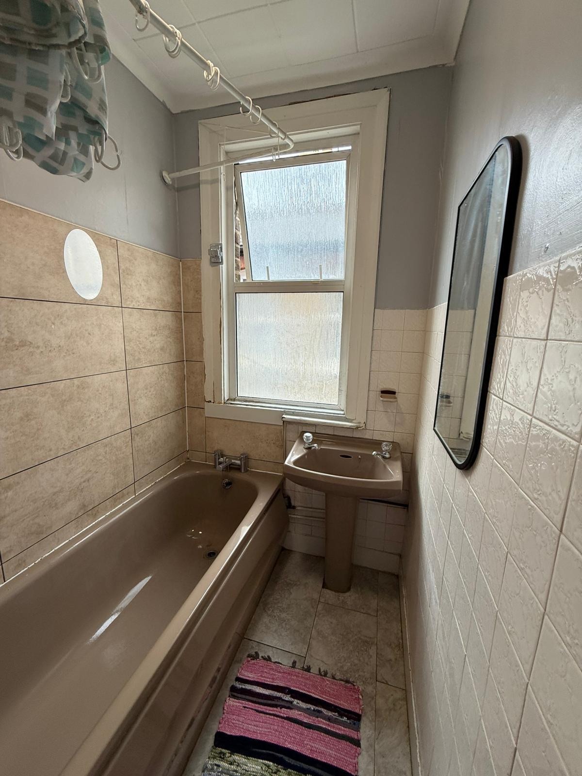Double room near BRUCE GROVE Higham Road