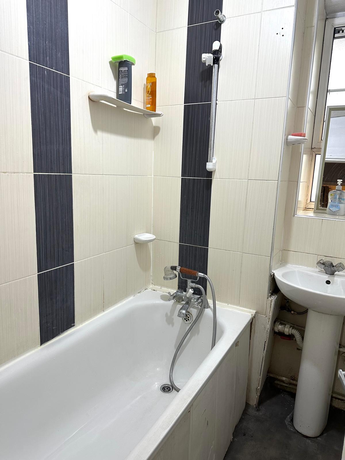  Spacious Double Room Available in Bruce Grove, North London