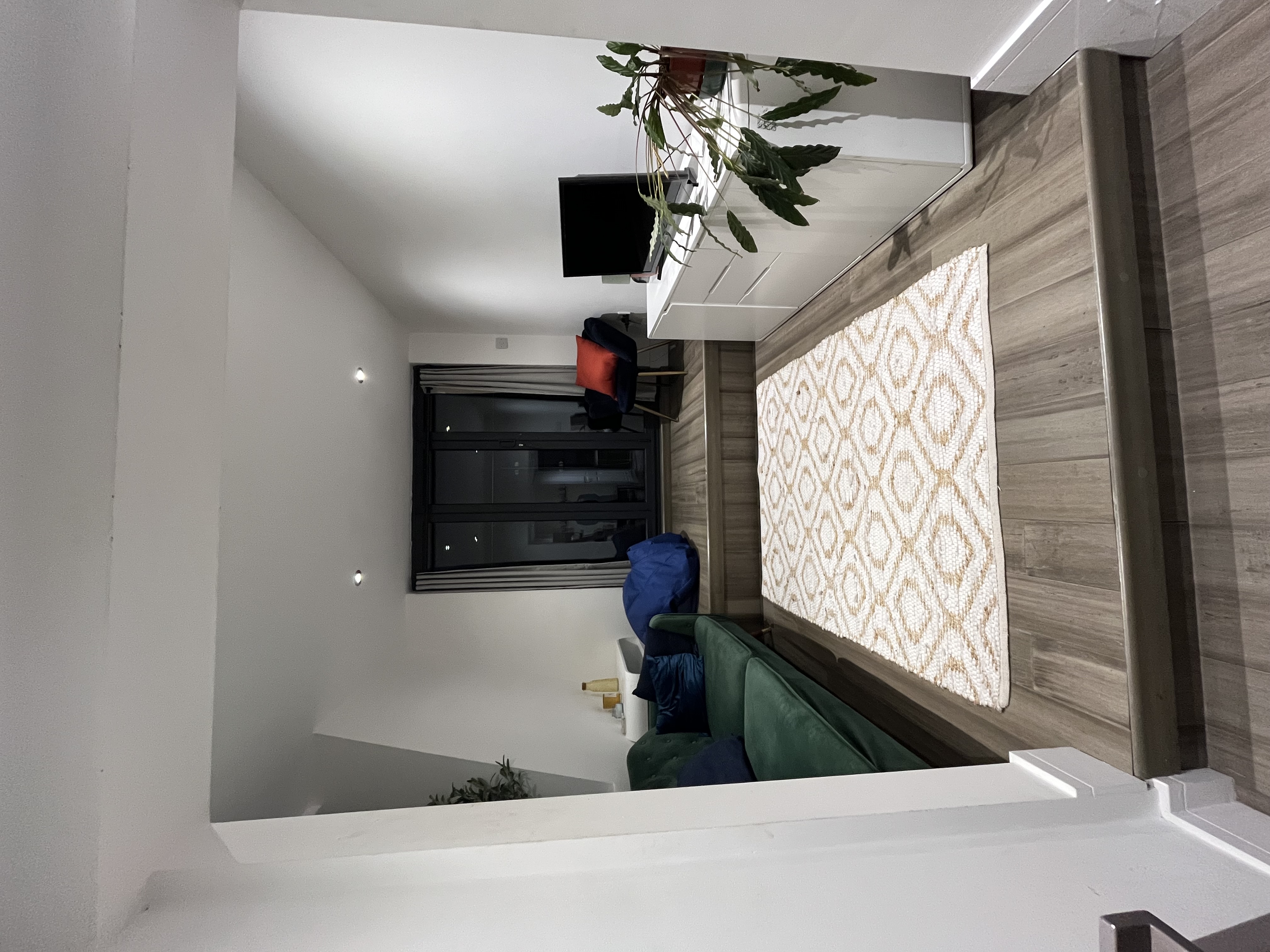 Beautiful spacious home on SW London!