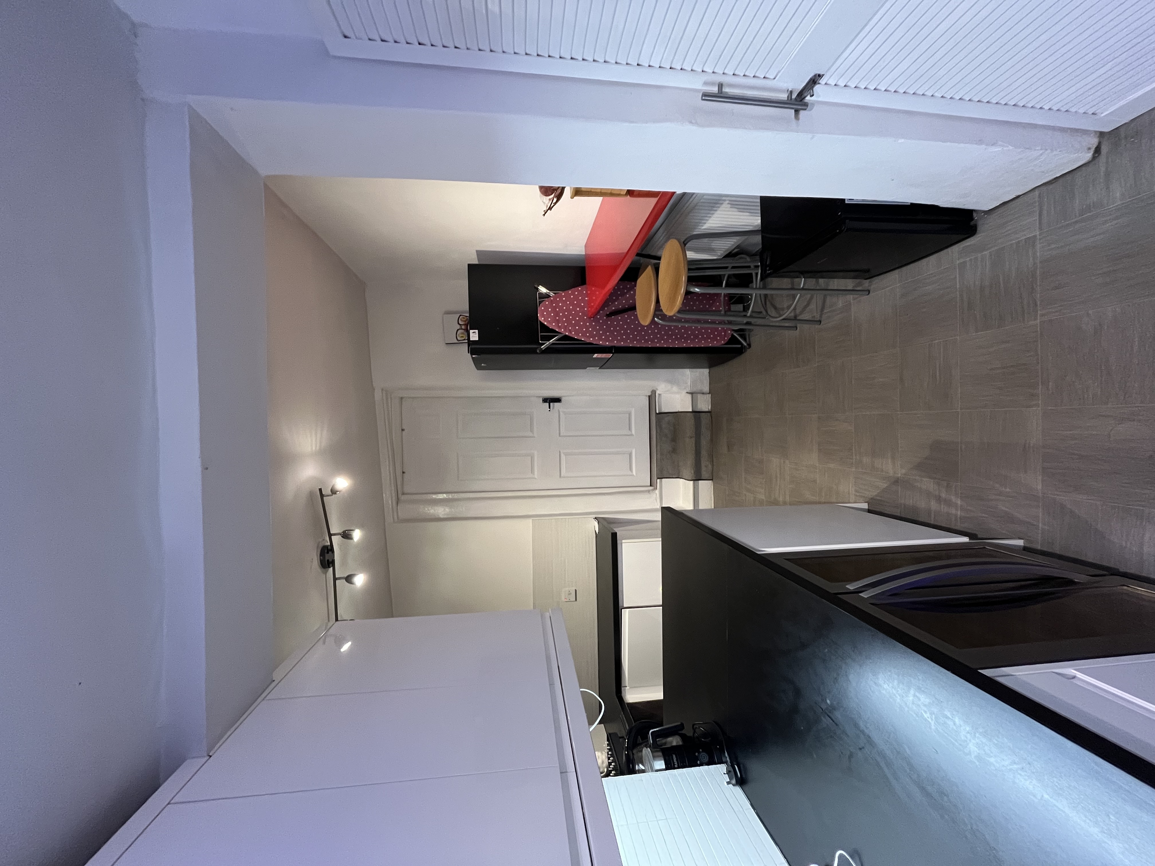 Beautiful spacious home on SW London!