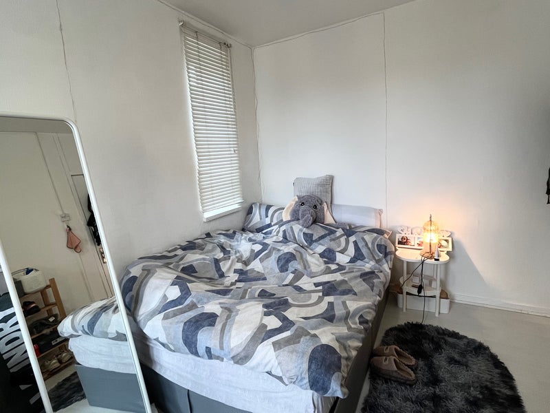 Spacious Room 5 minutes walk from Station