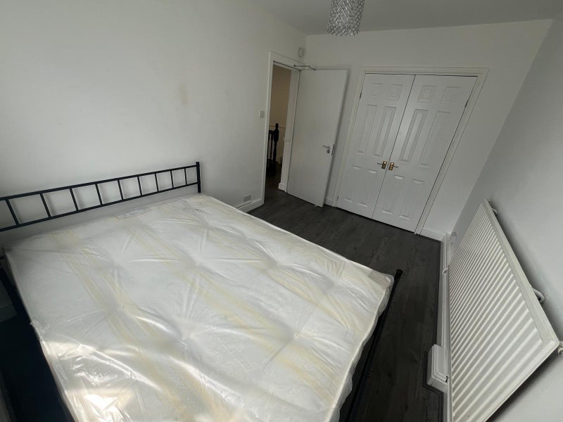 Spacious 2 Rooms Available Now in E14