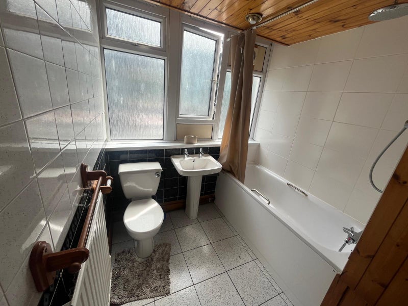 Spacious 2 Rooms Available Now in E14