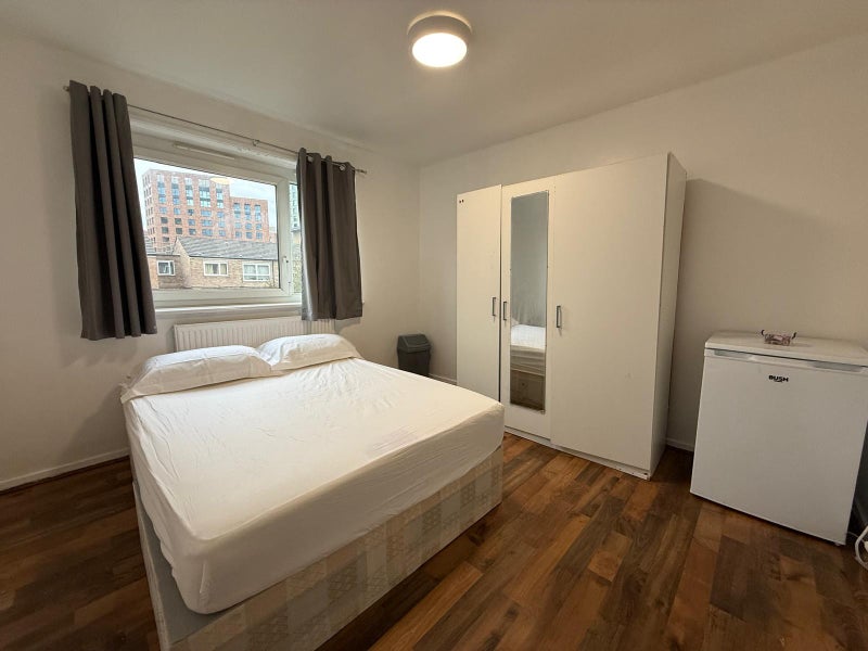 Semi-Double Bedroom in Bromley-By-Bow E3