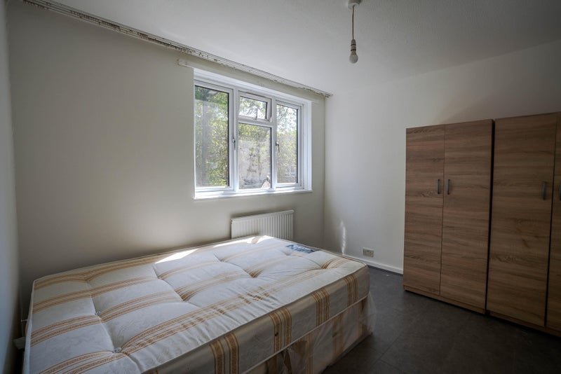3 Stunning Double Bedroom Located in E6