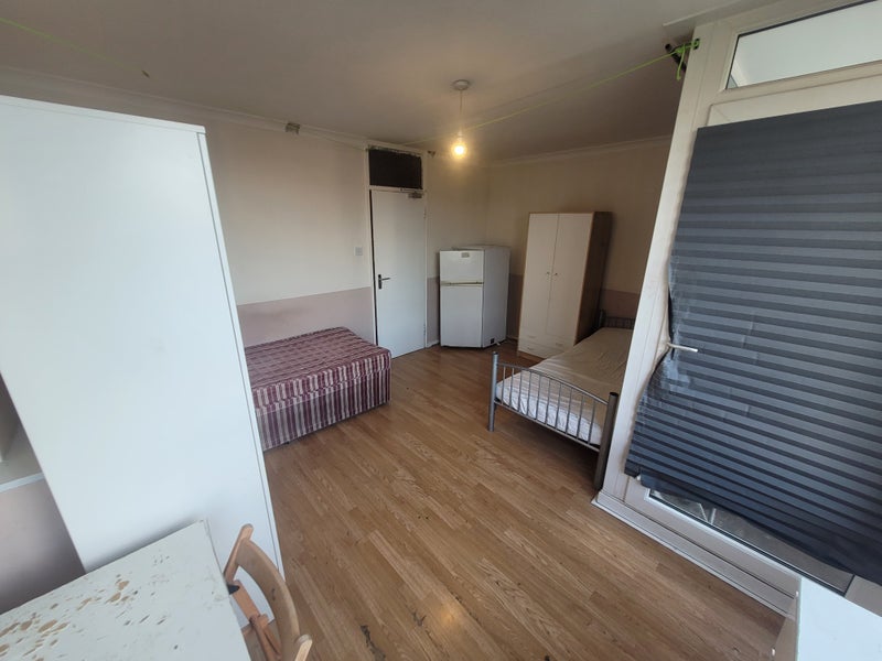 Large Double Bedroom Located in Mile End E3