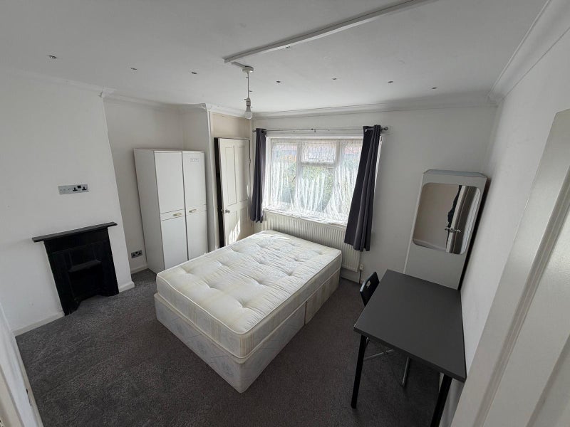 3 Spacious Bedroom Located in Kidbrooke SE3