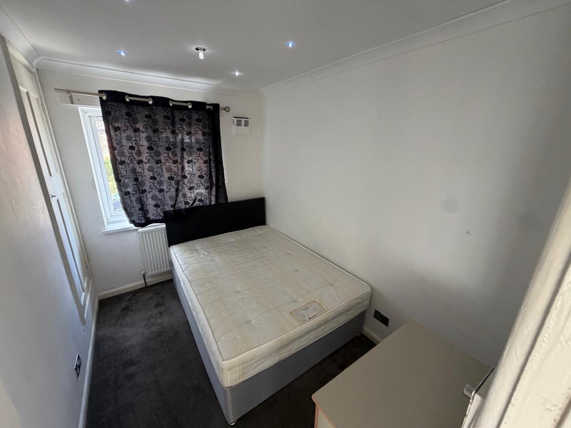3 Spacious Bedroom Located in Kidbrooke SE3
