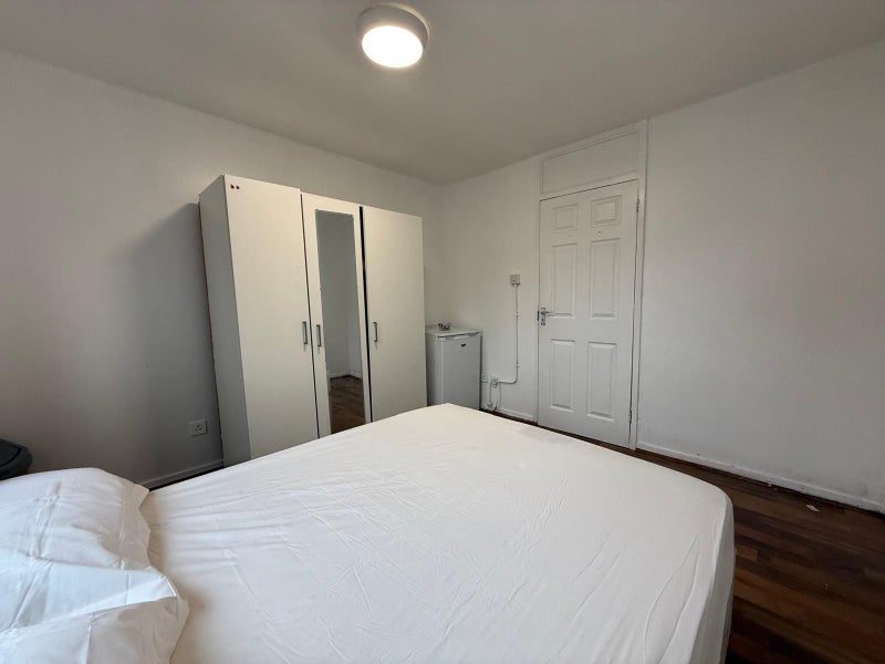 Semi-Double Bedroom in Bromley-By-Bow E3