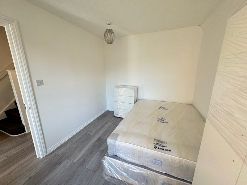 Modern Double Bedroom Located in Barking IG11