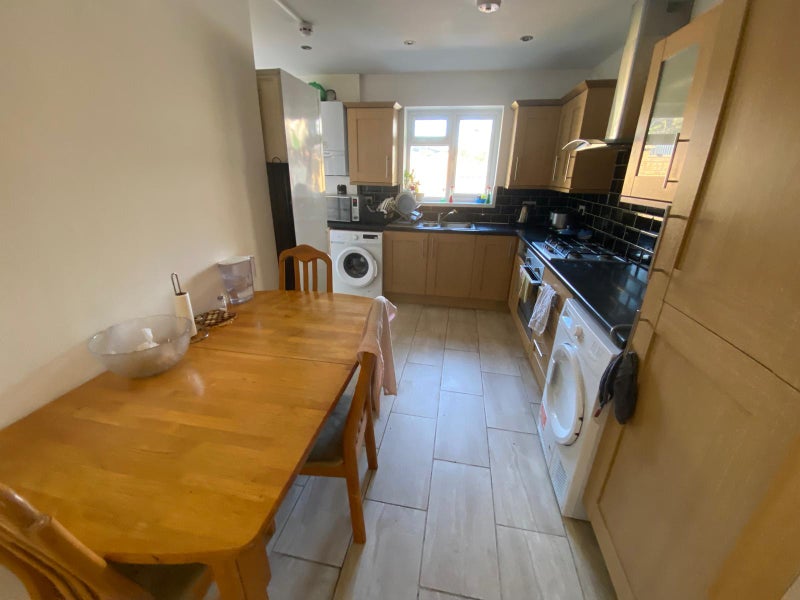 Spacious Double Bedroom Located in Whitechapel E1