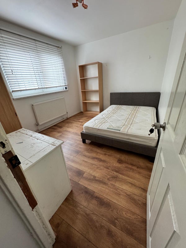 Lovely Double Bedroom in Whitechapel E1